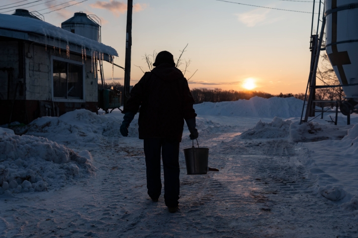 仕事中に迎える朝日_サムネイル画像